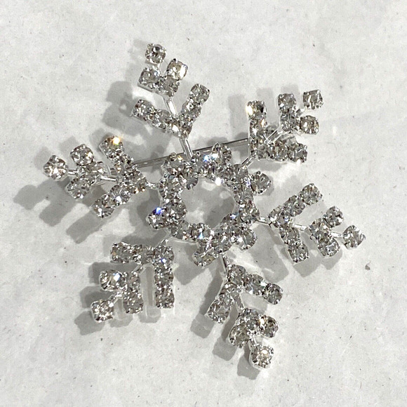 Christmas Brooch Holiday Snowflake Pin Silvertone Clear White Rhinestones NEW - Picture 3 of 6